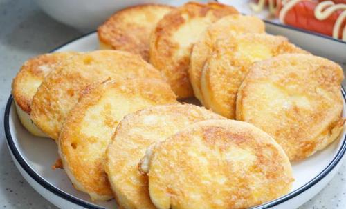 干炸馒头片,馒头片直接炸就错了,难怪不好吃,大厨:这样做才对