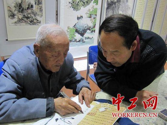 百岁老人张维:义务写书法60年 修炼自我捐资助学(图)