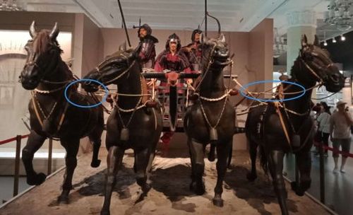 驷马难追的驷马战车马绳如系才不会翻车,军博馆又弄错