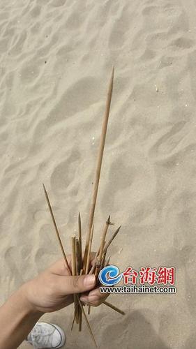 厦门白城沙滩有"暗器" 50米沙滩藏着21根竹签
