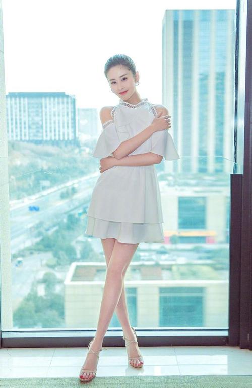 颖儿也来秀大长腿了紧身t恤阔腿裤简洁时髦好看不做作