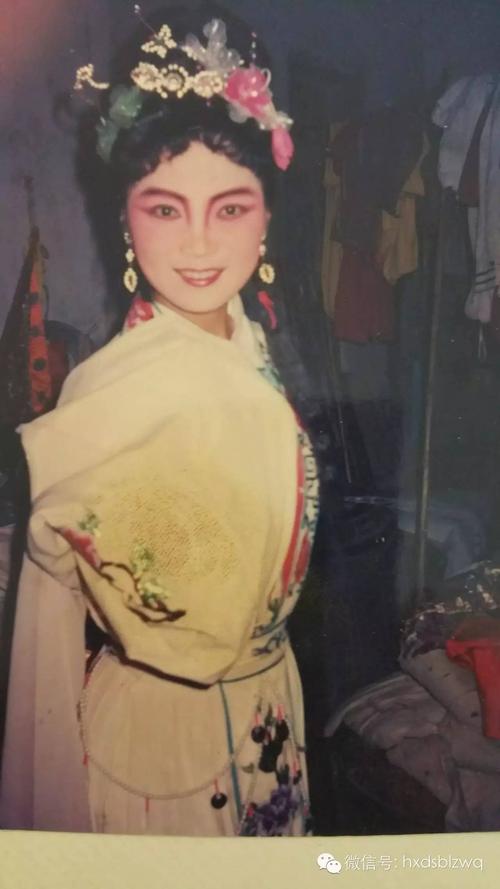 1978年,仙游盖尾镇复办莆仙戏剧团,在看戏的人群里有一个扎着马尾辫
