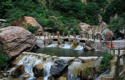 ①五龙山响水河游乐园   五龙山游乐场位于辉县市区