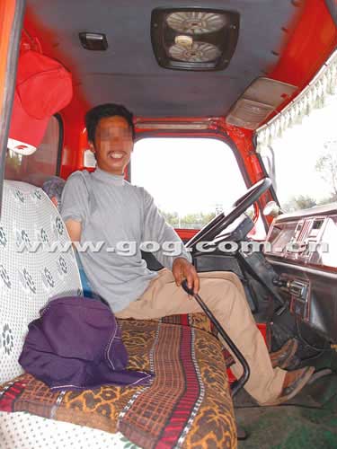独臂司机无照驾驶货车 左手换挡10年未出事(图)