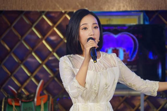 杜沁怡亮相《春节天天乐》 小秀唱功一展好歌喉,个人