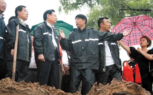 省长王儒林(左二)指挥抗洪抢险 本报记者 王强 摄