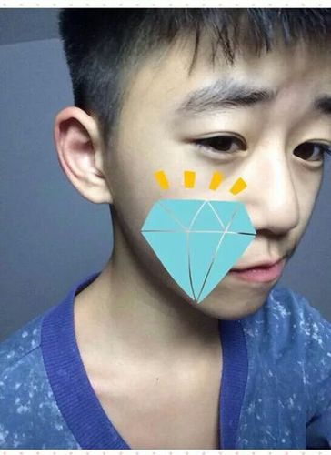 求5张初中男生 照片 必须是 同一个人 帅点的