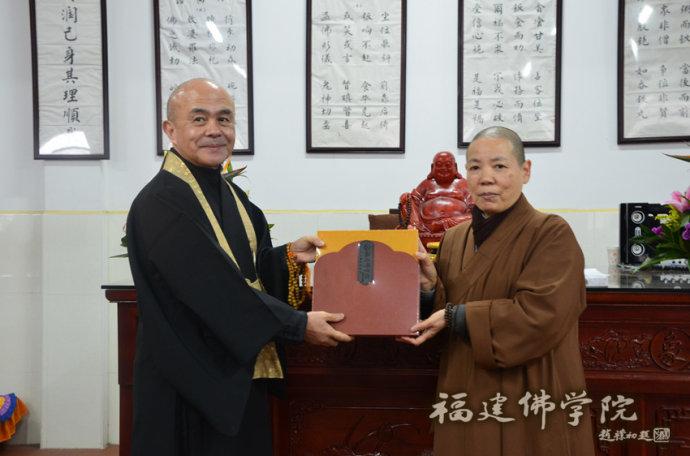 日本黄檗文化访问团团长长崎兴福寺住持松尾法道和尚前来福州崇福寺及