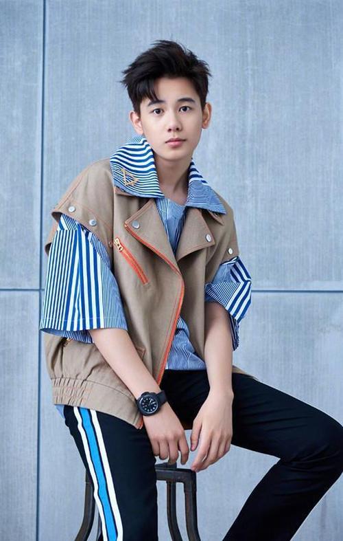 易烊千玺回来了,一身潮流搭配特别帅,要去中戏找胡先煦了吗?