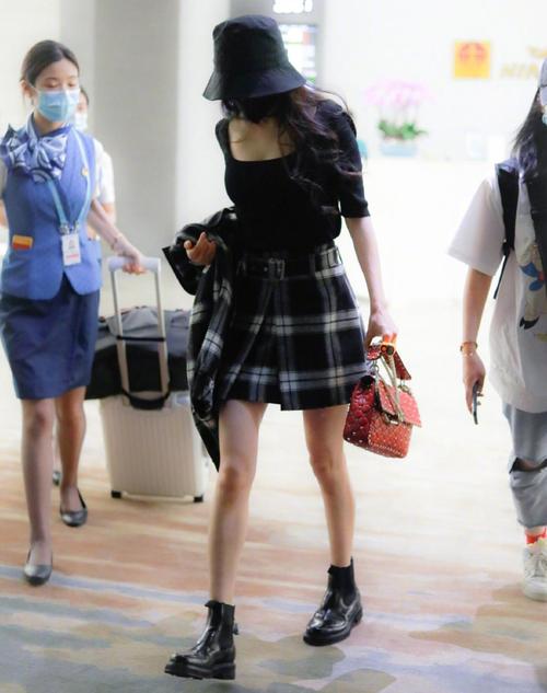 恋情再次实锤后,杨幂机场出现,全程低头不语心情不明