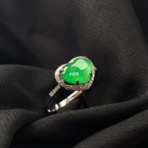 翡翠a货老坑冰种翠绿心型蛋面戒指