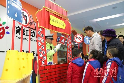 陕西渭南:开在幼儿园里的"交通安全小卖部"