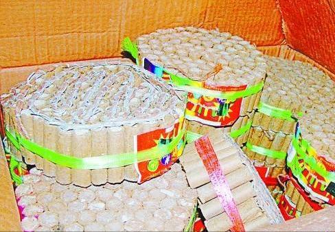 2013年一车雷子炮炸毁高速路面鞭炮的威力到底有多夸张