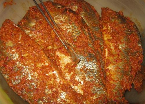 腌酸鱼有几种吃法,即可以生吃,油炸煎吃,火烤吃,小炒红椒吃等.