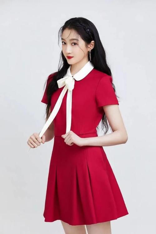 关晓彤一身红色束腰连衣裙尽显修长美腿