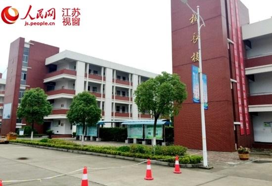搬经镇初级中学正在进行校舍加固,以达到可抗8级地震的标准