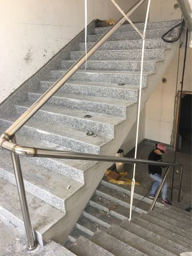 2,不锈钢栏杆班组出工2人,3#楼梯安装扶手栏杆