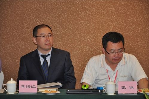 大连商品交易所工业品事业部总监助理李洪江(左)