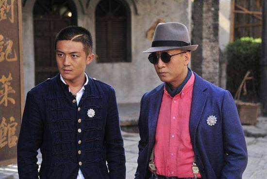 换上现代装的李泽锋十分帅气,有人说他是陈冠希,林更新和郑恺的