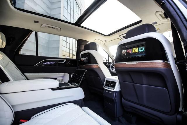 红旗hs9燃油版来了,东方库里南不比揽胜香?