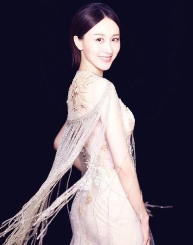 演技扎实的演员练练 身穿一条"珠帘裙" 美极了