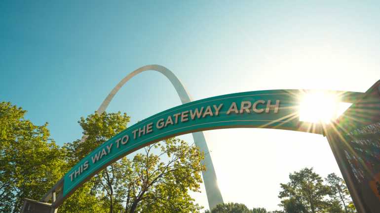 抬头仰望圣路易斯标志性的大拱门