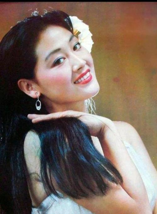 王姬年轻时的照片大气美艳韵味十足风情万种