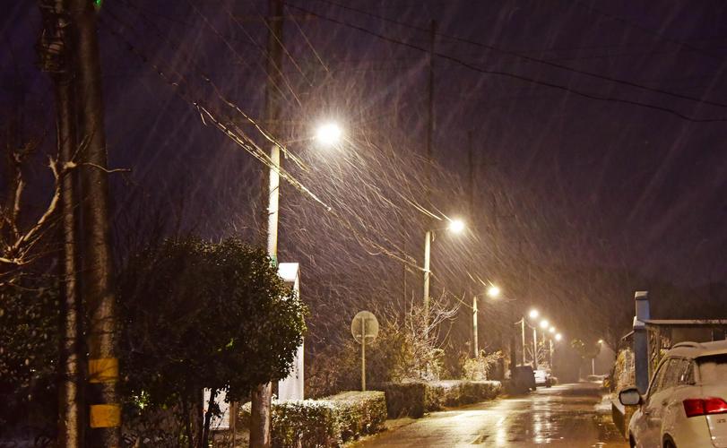 乡村夜间的雪景