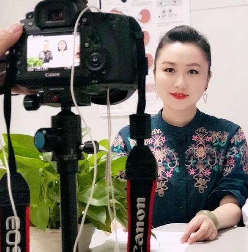 帅哥 上班幸福指数蹭蹭蹭~ 左图是我们无锡教育电视台的优秀主持人