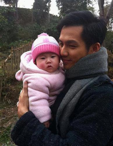 钟汉良隐婚多年?妻子身材超好低调探班,连孩子都10岁了?