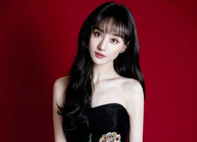 以为郑爽的身材很安全,当她穿上v领吊带裙,a爆全场