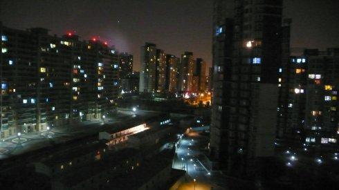 深夜落地玻璃窗外的夜景