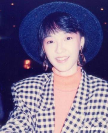 55岁陈慧娴素颜出镜,头发凌乱还湿漉漉,患焦虑症后曾