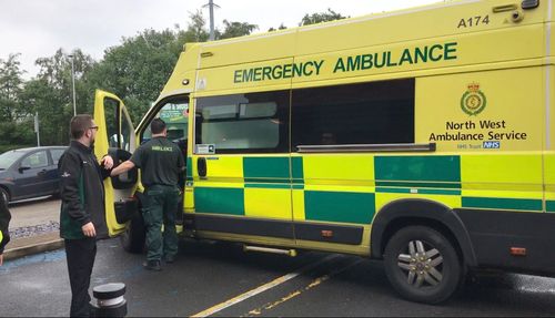 一个半小时以后,救护车终于来了.从车上下来一个大夫一名护士.