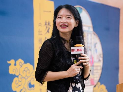 去年,台湾大学学者,《大观红楼》系列作者欧丽娟教授曾在北京大学