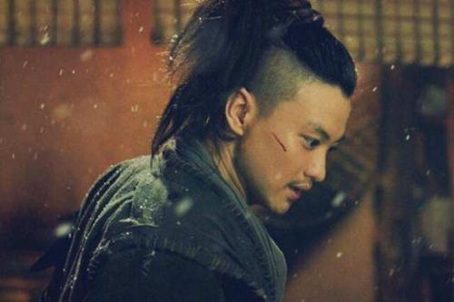 大家印象最深的就是《绣春刀》里周一围饰演的浪人丁修,戏份不多,却