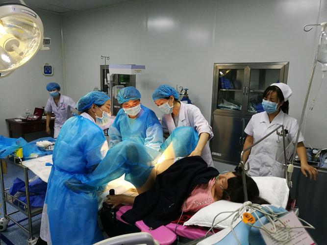 两个产科医生同时上台,指导产妇用力准备接生.