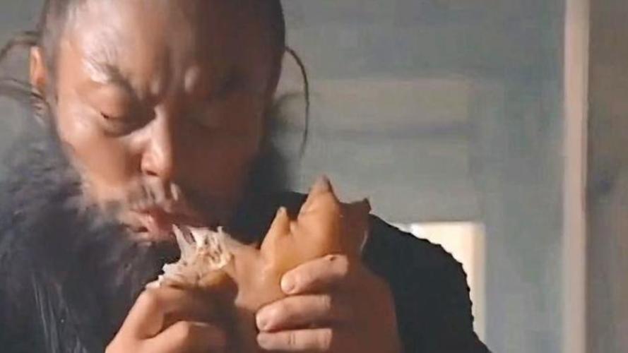 水浒传:吃猪蹄也就老版李逵能吃出这种感觉了,满手都是油,香!