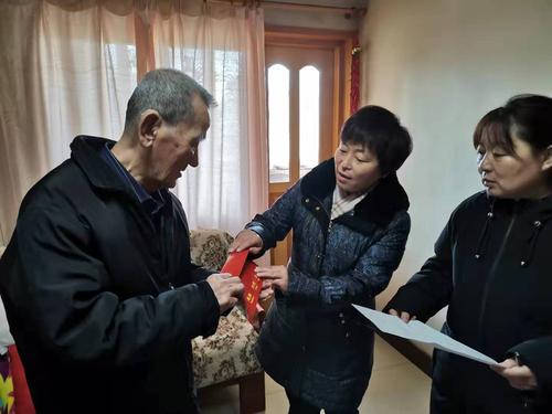 近日六里屯街道建设办公室主任王海玲,在碧水园社区党委书记兼居委会