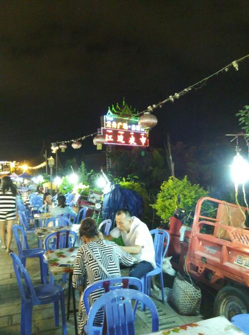 夜市里的小吃摊位