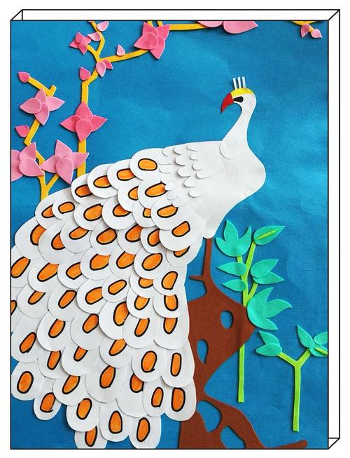 一等奖作品纸贴画《白孔雀》