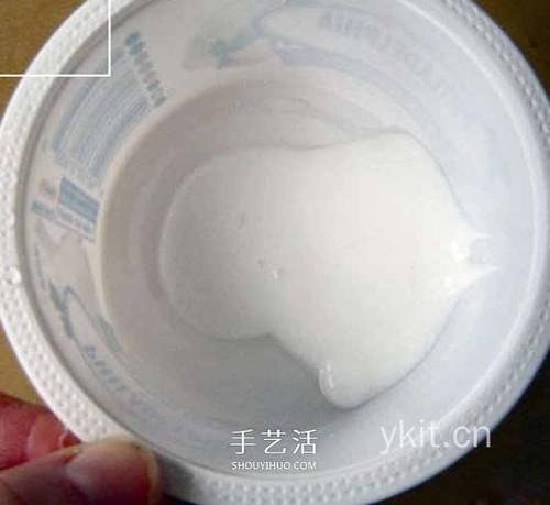 步骤四:把白乳胶倒入容器.