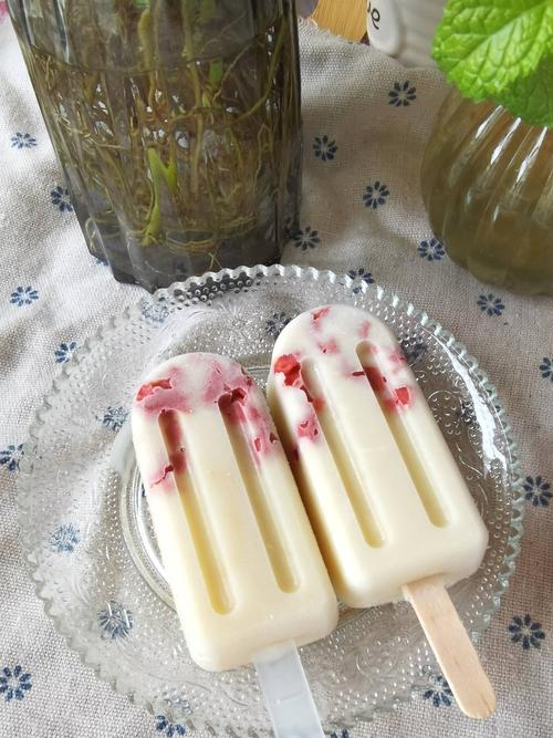 草莓酸奶冰棍