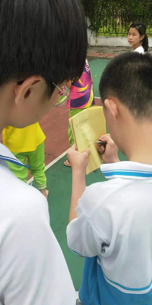 中学高二4班雷锋月慰问活动之特殊学校最后一个环节:写的是贺卡传达的
