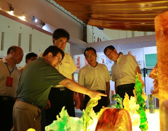 办主任刘亚东 赤峰市文化新闻出版广电局党组书记 局长于凤先(右二)