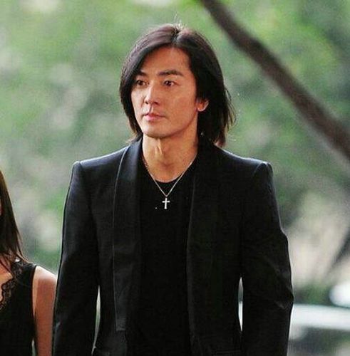 它讲述的是黑帮实力派,郑伊健在扮演陈浩南以后更是令他的老大形象