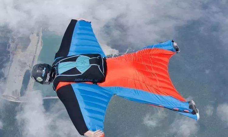 跳下,张开四肢之后,空气便会进入气囊产生升力,从而让使用者滑翔