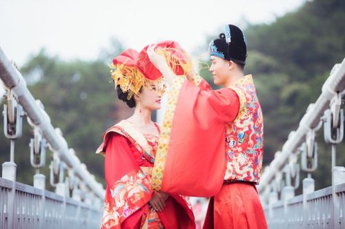 真人版鹊桥相会百米天空廊桥上演复古婚礼船艄扶琴奏佳音