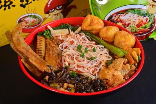 搭配小食      所有的螺蛳粉摊都有螺蛳蛋,鸭脚和豆奶.