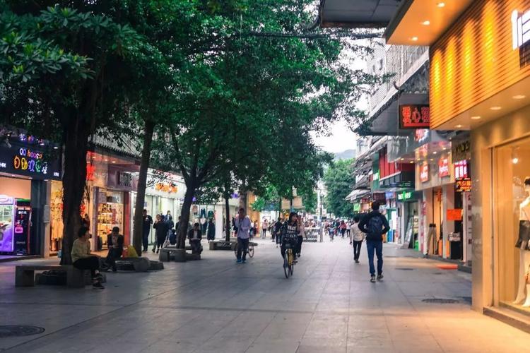 噑 龙洞虽然坐落系密集嘅城中村入面 但系以龙洞步行街为主嘅美食街道